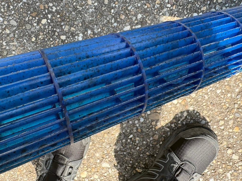 Kiszerelt kék ventilátorlapát a beltéri egységből, tisztítás előtt