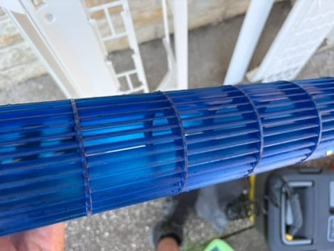 A megtisztított kék ventilátorlapát