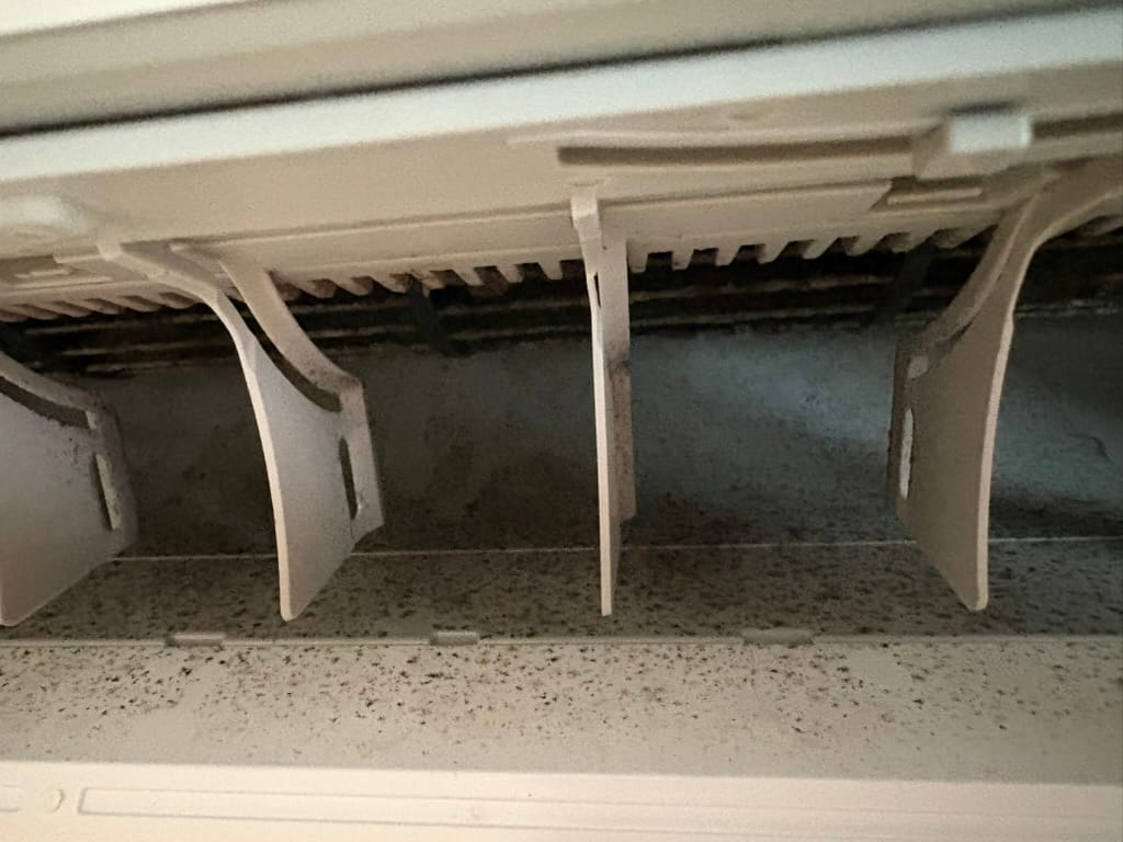 Beltéri klímaegység erősen szennyezett légterelő lamellái tisztítás előtt