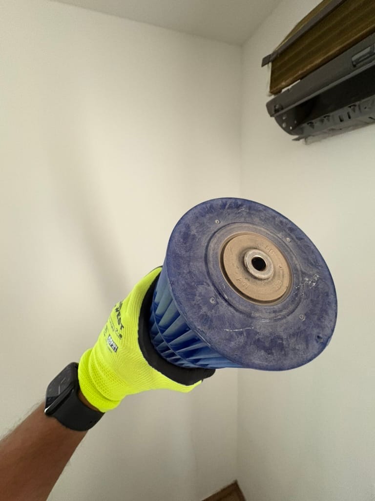 Erősen szennyezett ventilátorlapát kiszerelt állapotban, tisztítás előtt